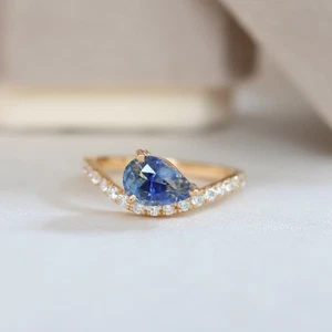 Anillo de compromiso de zafiro azul corte pera circonita cúbica diamante delicado anillo único este oeste - Imagen 1 de 6