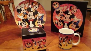 Disney LE 3000 Convención Disneyana 95 MICKEY MOUSE a través de los años PLATO TAZA - Imagen 1 de 1