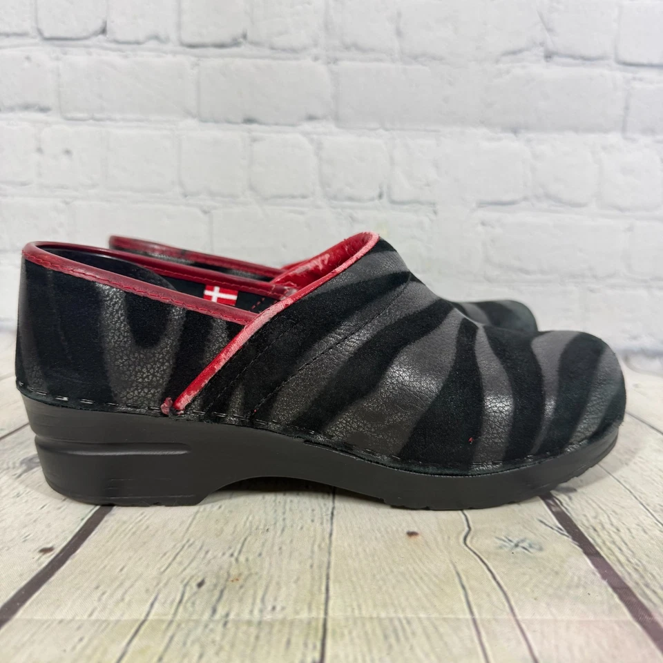 Zueco Sanita para mujer talla 8,5-9 EE. UU. 39 UE negro rojo Zabra zapato de enfermera cómodo sin cordones Foto 1 de 4
