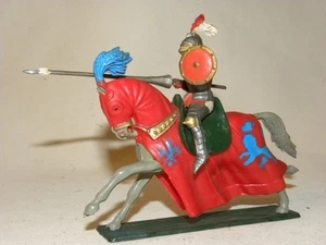 FIGURINE STARLUX CHEVALIER DU MOYEN AGE EN TOURNOI CHEVAL A ROBE LION FLEUR LYS - Picture 1 of 14