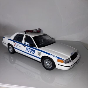 Autoart 1:18 Ford Crown Victoria NYPD Police - Bild 1 von 9