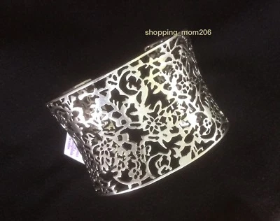 Brazalete Lia Sophia "Aplique" tono plata mate con diseño de filigrana Foto 1 de 3