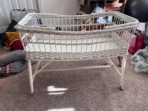 vintage wicker baby bassinet with folding legs - Picture 1 of 2