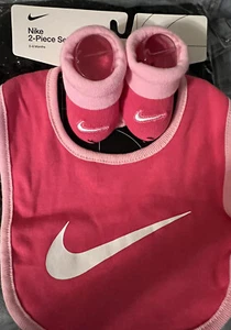 Juego de 2 piezas de babero y botas Nike rosa - Imagen 1 de 8