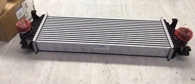 Jeep Grand Cherokee 2014-2019 enfriador de aire de carga OEM 55038004AE Foto 1 de 4