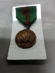 Vintage Dekalb Agricultural Accomplishment Award Pin Badge - Picture 1 of 5