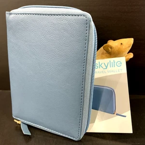 New - SKYLITE Blue Leather Zip Around TRAVEL WALLET - Compact 16 x 11cm - Foto 1 di 8