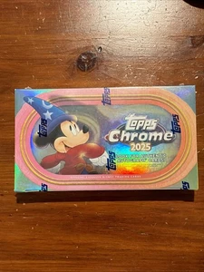 Tarjetas coleccionables Topps cromadas 2025 Disney Hobby Box selladas de fábrica con licencia - Imagen 1 de 6