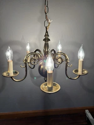 Virginia Metalcrafters Brass New Amsterdam 7170 Williamsburg  Chandelier 5 Light - Image 1 of 4