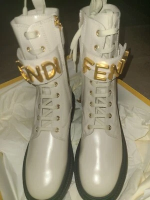 Botas Fendi Talla 40, Botas de Cuero de Becerro de Motociclista Blancas con Hebilla de Logo Fendi Dorado NUEVAS Foto 1 de 4