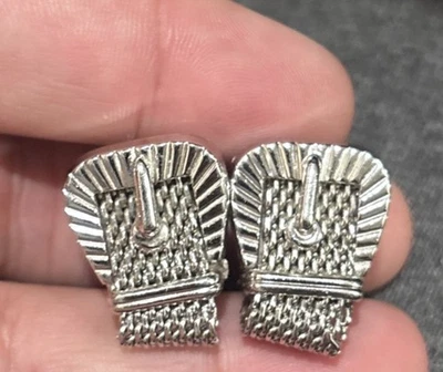 Gemelos a presión envolventes vintage en tono plateado con diseño de cinturón y hebilla de Swank Foto 1 de 4