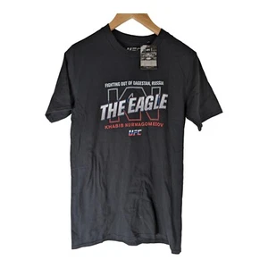 Camiseta Oficial UFC Merch Khabib Nurmagomedov The Eagle Fighting Out Daguestan S - Imagen 1 de 9