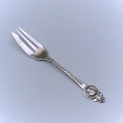 Horquilla de pepinillo neoclásica mono "MCB" Medallion de Gorham de plata esterlina 6 1/8" Foto 1 de 4