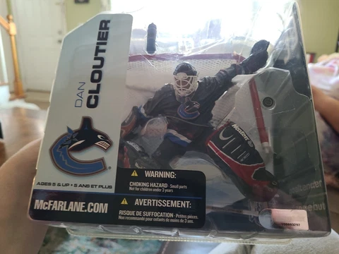 2003 McFarlane Dan Cloutier Vancouver Canucks #35 NHL Series 5  NIP Cover