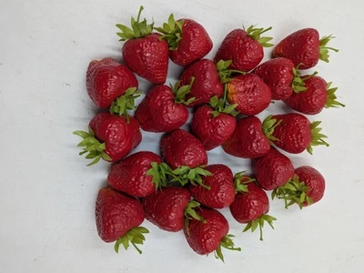 "Juego de 20+ fresas artificiales de plástico de fruta roja de 2""" Foto 1 de 4