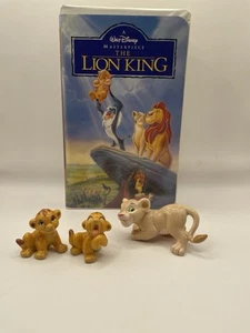 König der Löwen VHS mit 3 Figuren - Nala, kleine Simba sitzend, kleine Simba Pflege - Bild 1 von 15