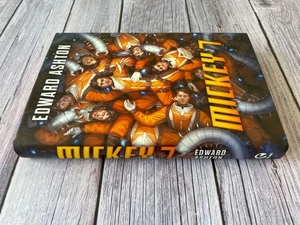 Mickey 7 Edward Ashton Signed Broken Binding NEW - Bild 1 von 3