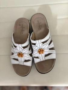 CLARKS COLLECTION sandali donna bianchi punta aperta con fiore misura 5,5M usati in ottime condizioni - Foto 1 di 6