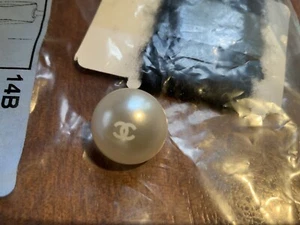 Authentic Chanel Pearl button, and cashmere yarn, original packaging - Picture 1 of 4