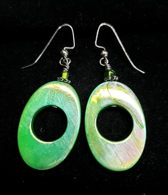 Pendientes colgantes naturales madreperla ovalados teñidos de verde artesanales arte playero Foto 1 de 4