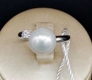 ANELLO COCKTAIL CON PERLA CABOCHON IN ORO BIANCO 18 KT TIT 750 CON DIAMANTE - Foto 1 di 6