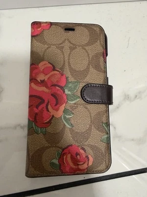 Funda tipo billetera floral con logotipo Coach Signature para iPhone XR Foto 1 de 4