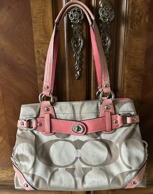 Bolso de Hombro COACH Carly Tostado Satinado Monograma - 13303 Y2K Acentos Corales Foto 1 de 4