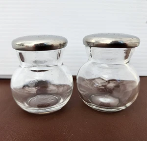 Juego de 2 cocteleras redondas vintage raras de vidrio transparente liso sal pimienta tapas de metal plateado - Imagen 1 de 4