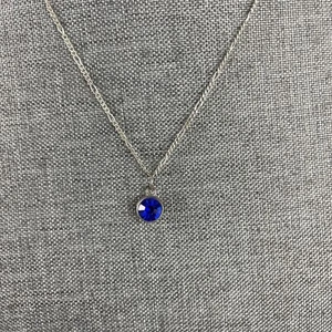 Kleiner runder Saphir königsblau facettierter Kristall Tropfen Charm Halskette inspiriert - Bild 1 von 8