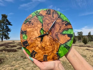 Orologio da parete in legno di ulivo con resina epossidica verde - Foto 1 di 5