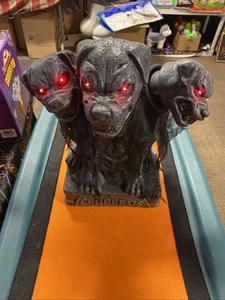 TEKKY Cerberus Animado Cerberus Se Ilumina con Sonido Terrador 15" utilería de Halloween Difícil de Encontrar - Imagen 1 de 7