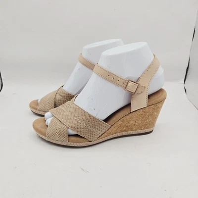 Sandálias Clarks Helio Latitude couro em relevo pele de cobra bege cunha tiras 6.5 - Imagem 1 de 4