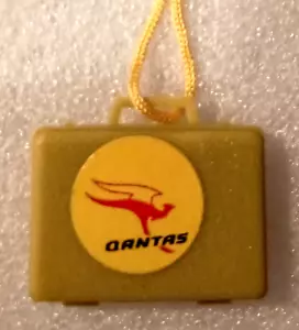 Vintage Qantas Airline Kaugummikugel Verkauf Preis Charm Halskette Anhänger 1970er Neu aus altem Lagerbestand neu - Bild 1 von 3