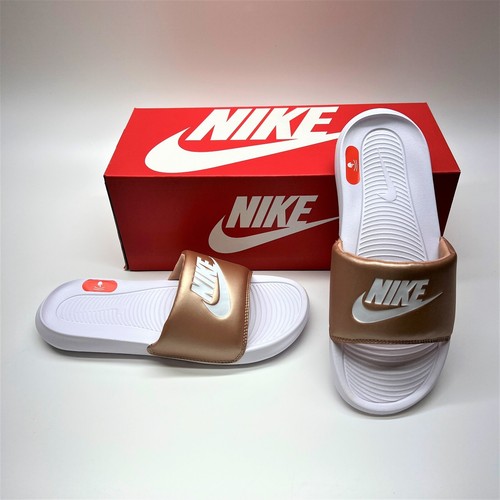 Scarpe sandali Nike Victori One CN9677 900 bronzo metallizzato bianco slides donna 8