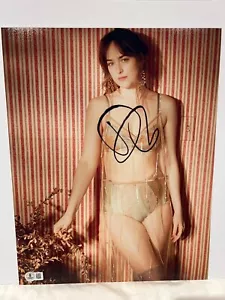 DAKOTA JOHNSON SIGNED 11X14 PHOTO AUTO BEAUTIFUL BECKETT BAS COA - Picture 1 of 1