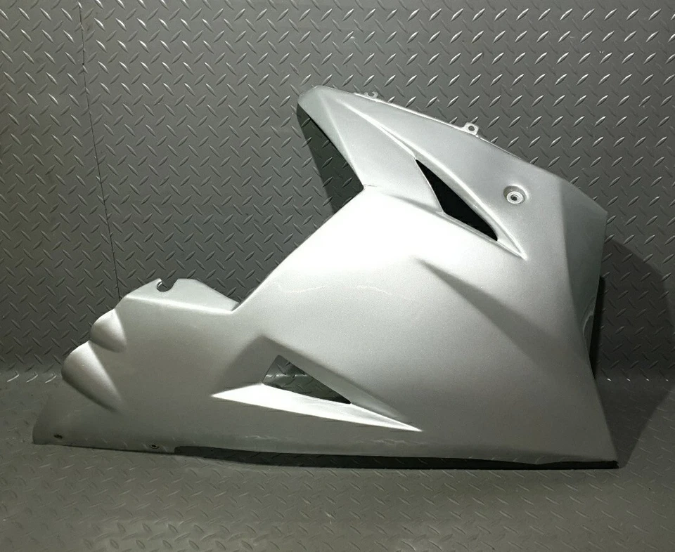 ♻️ Triumph Daytona 600 2002 - 2004 carenagem inferior direita acabamento painel capuz prata ♻️ - Imagem 1 de 4