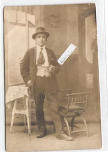 Mode junger Mann  mit Anzug Schlips Gehstock  alte  Fotokarte gest Wandsbek 1918 - Picture 1 of 2