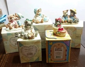 Vintage Konvolut 5 Enesco Calico Kätzchen Figuren mit Kartons guter Zustand  - Bild 1 von 11