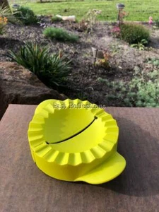PRENSA DE PASTEL TUPPERWARE / FABRICANTE DE EMPANADAS VERDE LORO - Imagen 1 de 2
