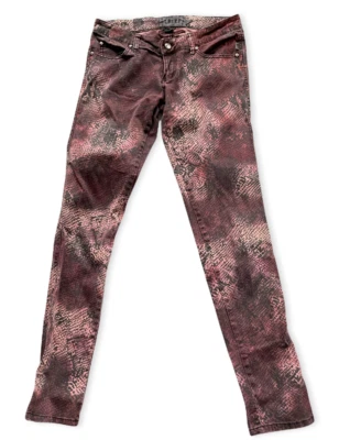 Jeans feminino TRIPP NYC Daang Goodman perna magra cinco estampa de cobra 5 - Imagem 1 de 4