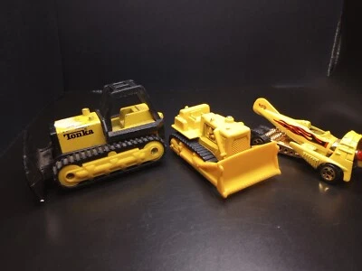 Bulldozer Tonka amarillo fundido a presión + (otra) excavadora + Hot Wheels Dog Fighter Foto 1 de 4