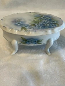 Vintage hand-painted porcelain trinket box, “forget-me-not" floral pattern - Picture 1 of 6