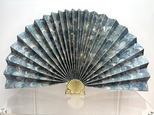 Ventilador plegable vintage de papel azul concha marina de latón dorado Hollywood Regency de los años 80 - Imagen 1 de 12