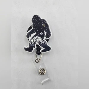 Bigfoot Abzeichen Rolle Sasquatch Cryptid mythisch ID Schlüsselband Namensschild Halter Krankenschwester - Bild 1 von 3