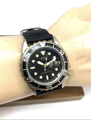 Reloj Seiko Hombre 7N36-6A29 Cuarzo Vintage Buzo Esfera Negra Día Fecha Correa Nylon Foto 1 de 4