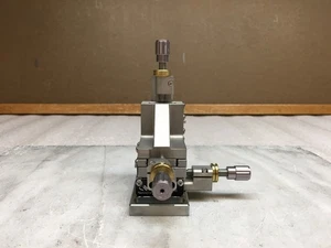 Tornillo de paso fino Newport 461 XYZ posicionamiento lineal etapa de traducción - Imagen 1 de 7