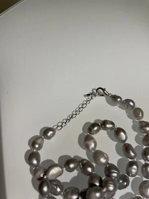 Collar de perlas barrocas gris agua dulce Foto 1 de 2