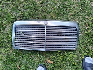 Mercedes W124 front grille with plastic panel insert - Picture 1 of 5