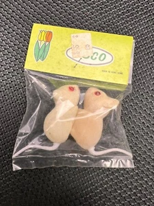 Figura de ratón de rata de plástico flocado borroso blanco SSCO de colección ARTESANÍA miniatura - Imagen 1 de 3