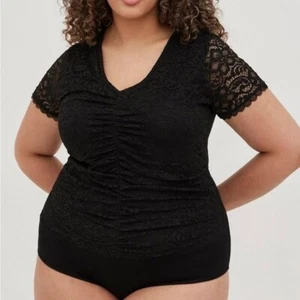 Torrid Body 5X schwarz Spitze gerafft vorne V-Ausschnitt Oberteil Boho Übergröße neu mit Etikett - Bild 1 von 3
